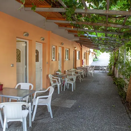 Loula And Hotell 2*