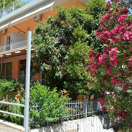 Loula And Szálloda 2*